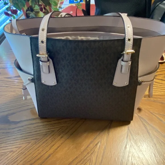 Michael Kors Voyager large tote purse with matching phone wristlet wallet